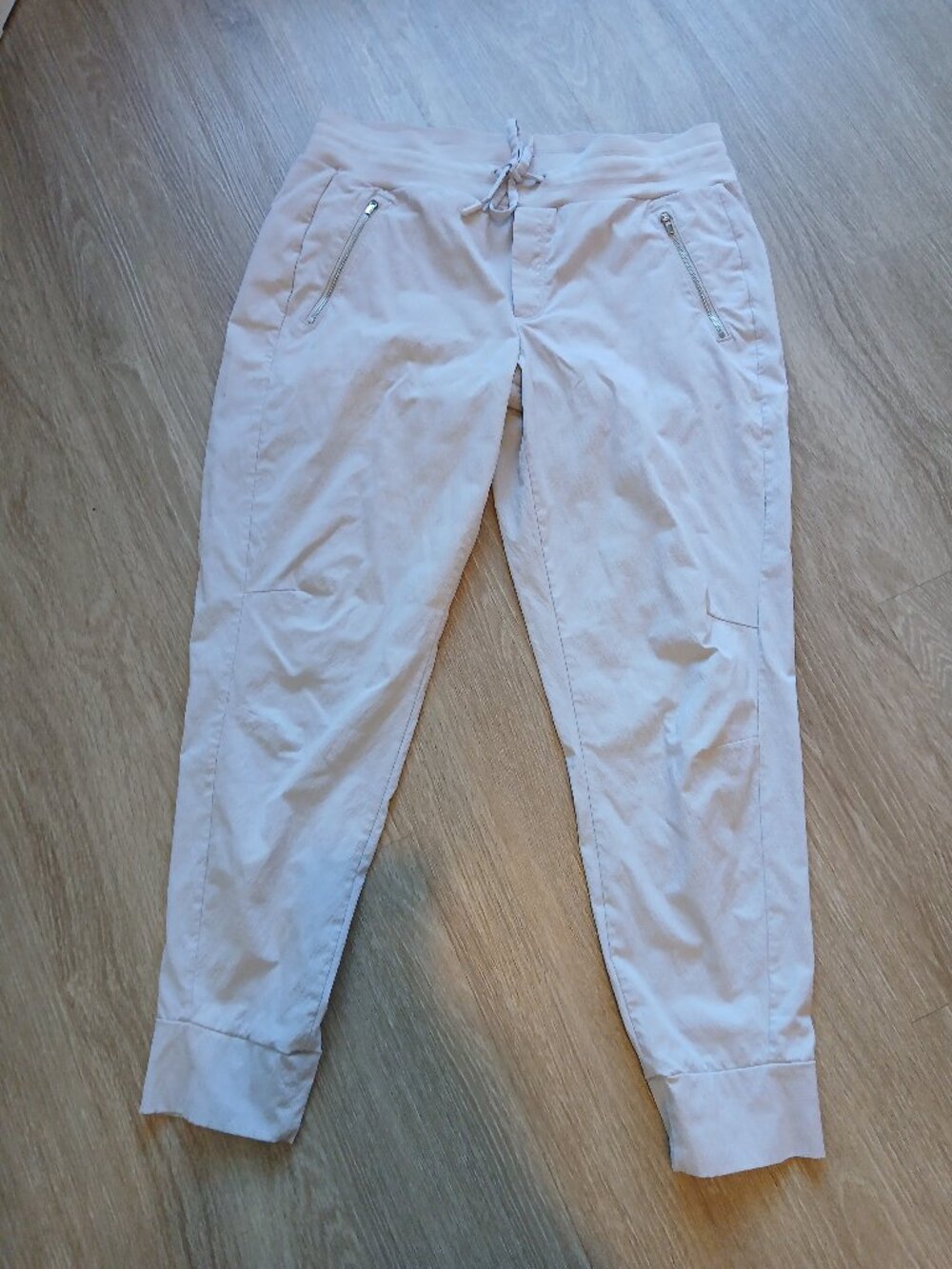GREAT WOMEN'S ATHLETA GRAY/SILVER DRESS JOGGER!